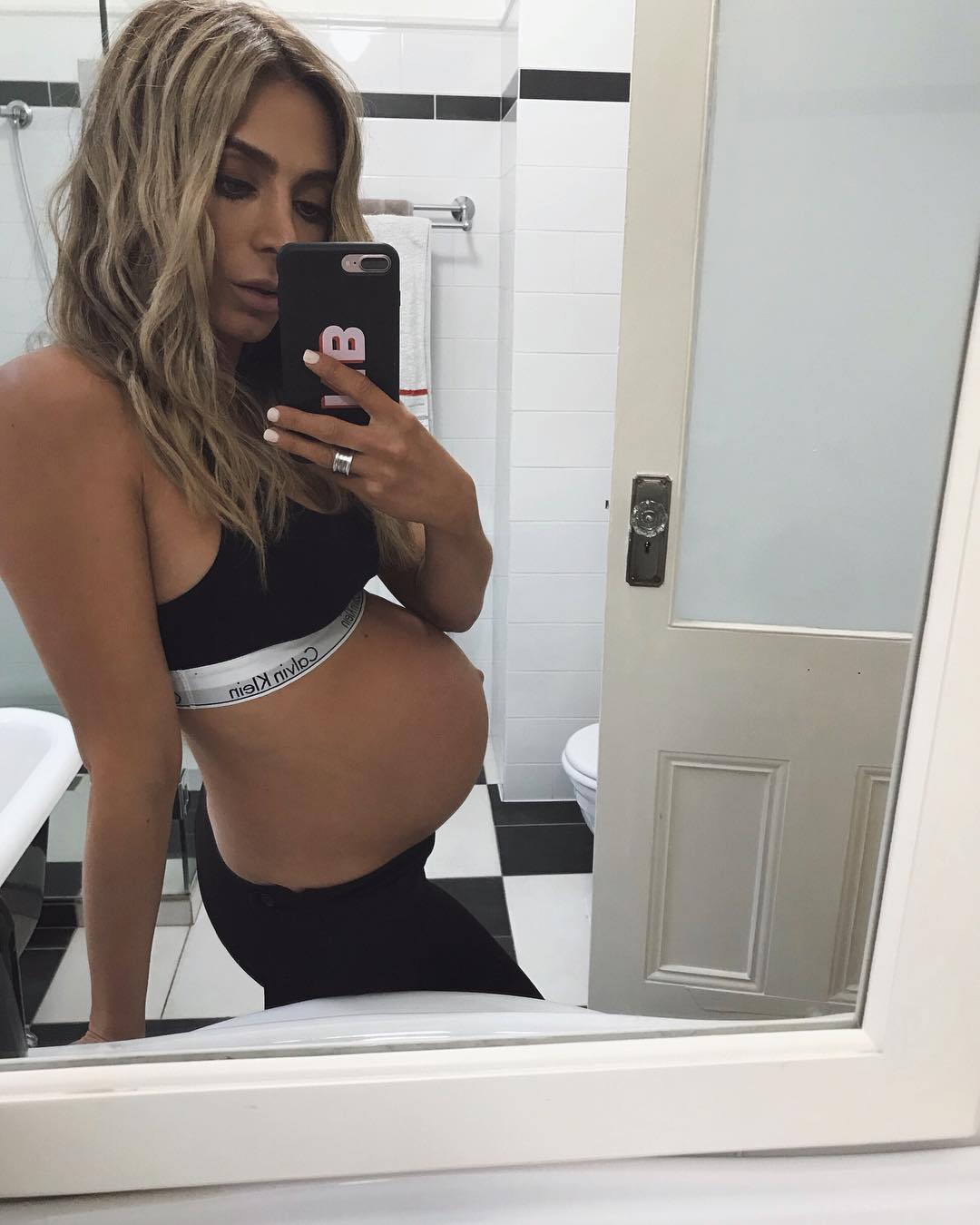 Spray tanning when pregnant: everything you need to know.